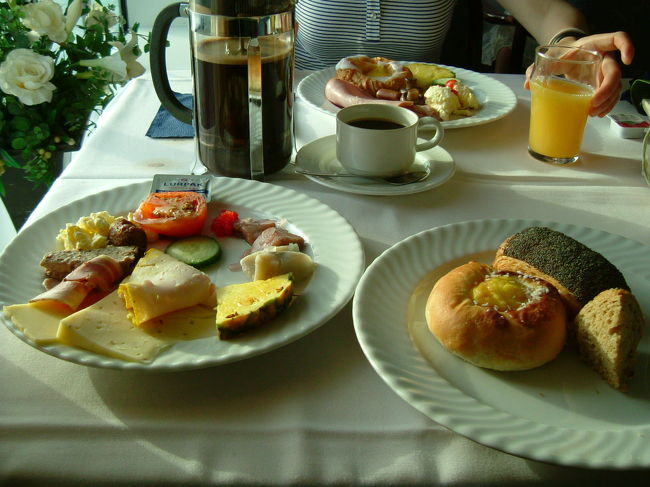 ６日目　ビュッフェ式の朝食　１３ユーロ<br />天気も良くて、窓からの眺めも最高。いつもと違い優雅な朝食タイムです。