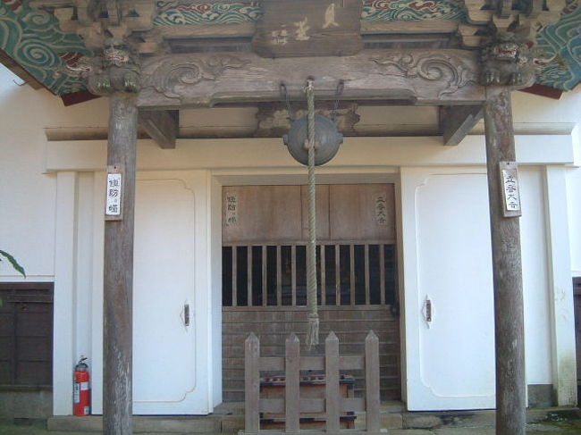 「経蔵・木版一切経」徳川吉宗より寄進された木版一切経４５００巻とこれらを収納した輪蔵があります。回転する収納庫です。