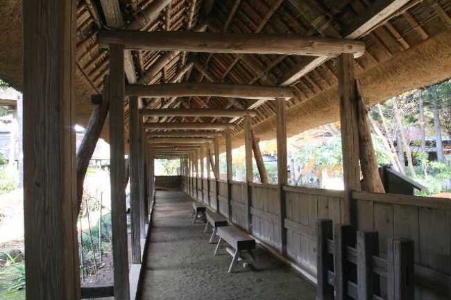 総門に続く回廊とむき出しの天井、土間。総門から右側部分。