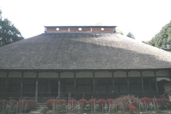 本堂。江戸時代以前は日本のほとんどがこんな“かやぶき屋根”のお寺ではないでしょうか？