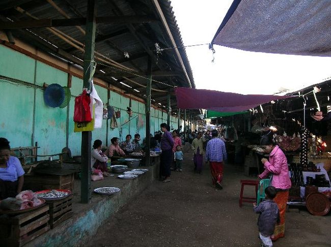 ニャゥンウーマーケット。ここで旅行中に履いていたサンダルを買いました。寺院やパゴダは裸足にならなければならないので靴では不便です。だからミャンマーではサンダルが一番です！<br />日本人の私には暑かったのですが、バガンの人にはずいぶん涼しいとか。。。結構皆さん厚着です。ちなみに私はＴシャツでした。