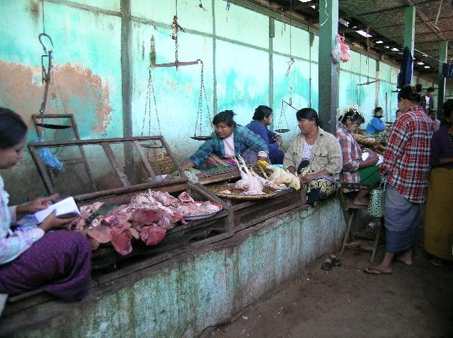 ニャゥンウーマーケットのお肉売り場。