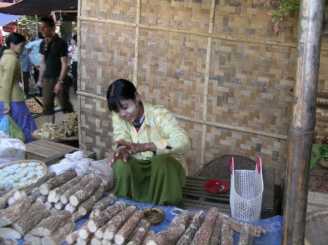 「タナカ」です。現地の化粧品の一つ。塗ると涼しいそうです。女の人と子供はみんな塗ってます。<br />木の幹を擦って粉状にしたものを顔に塗ります。<br />