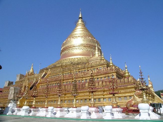 バガンで一番有名なシュエズィーゴンパゴダ。<br />とにかく金ピカ！晴れた青空に金色がとってもキレイです。<br />