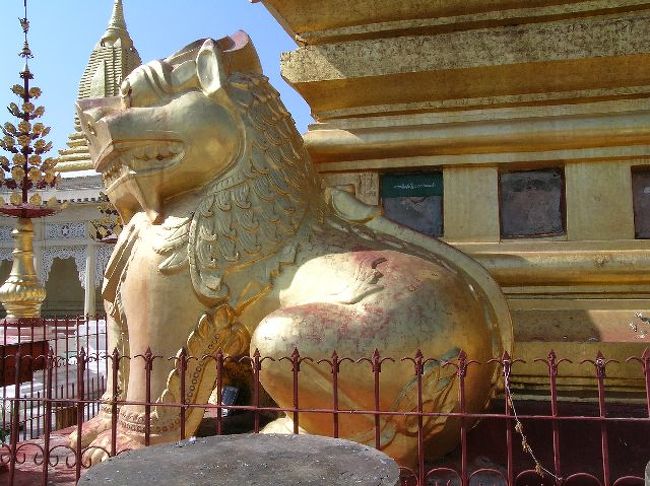 横から見た図。<br />ミャンマー人は何曜日に生まれたのか重要にしています。でも、八曜日？？？一週間は７日じゃないの？って。なぜか水曜日が午前と午後に分かれていて八曜日なのだそうです。<br />パゴダは必ず八方位にそれぞれの祭壇があって、祭壇の前ではその曜日生まれの人がお祈りしています。