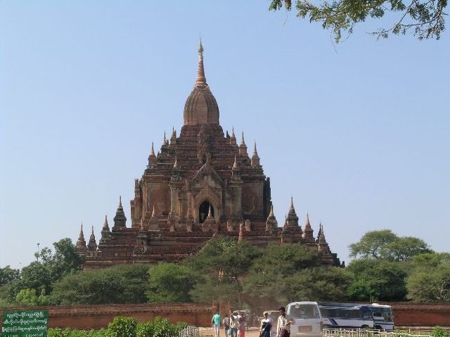 ティーローミィンロー寺院。この寺院を建てた王様の別名がそのままついています。「傘の王様」というそうです。<br />