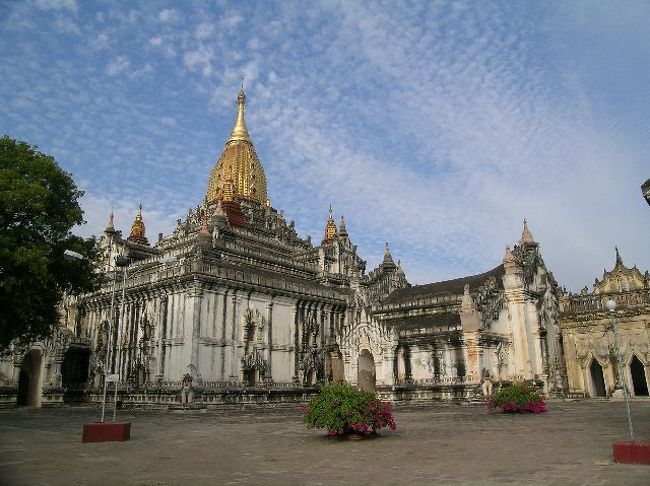 アーナンダ寺院。バガンで一番美しいと言われている寺院です。<br />