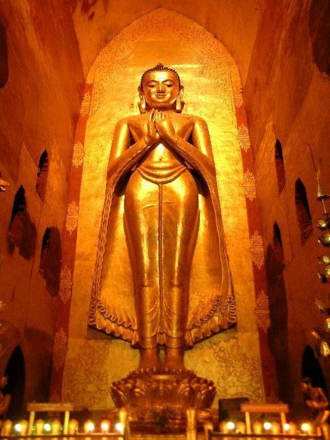 アーナンダ寺院の仏像。内側の回廊から見るとけわしいお顔をしていますが外側の回廊から見ると優しいお顔して見えます。<br />内側の回廊は王様が通るため、けわしいお顔で諭すために。外側は一般の人が通るために優しいお顔で諭すためにこのように設計されたとか。