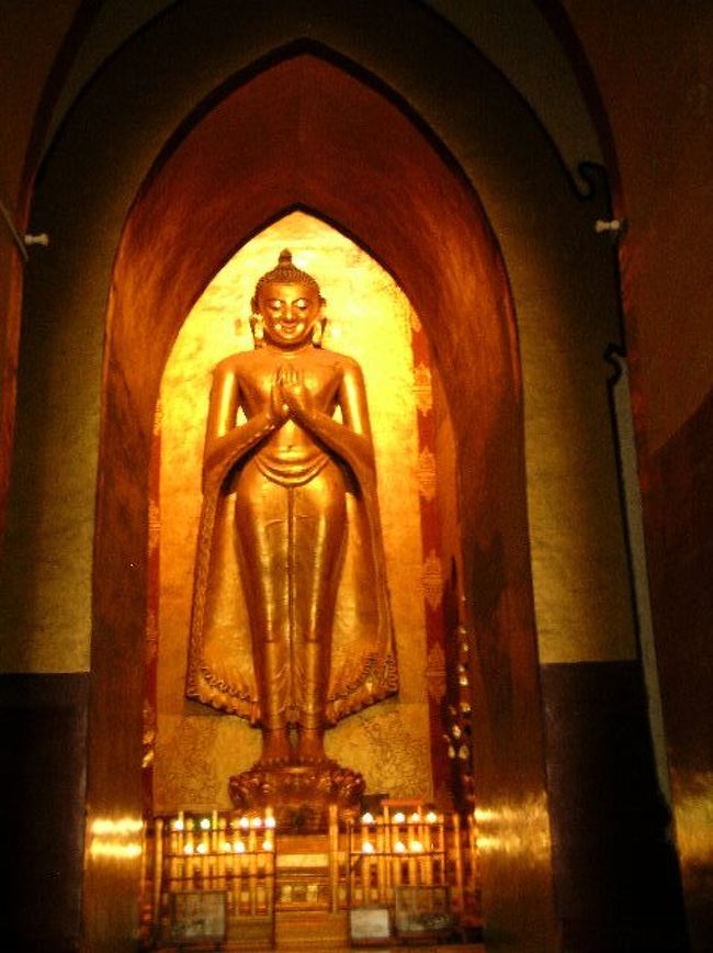 外側の回廊から写した写真。やっぱりちょっと微笑んで優しいお顔に見えますね。