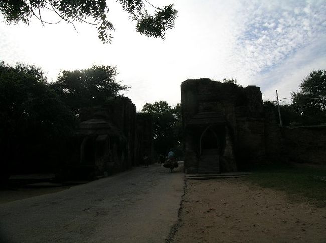 タラバー門。昔の城壁の名残。（逆光でわかりづらい。。。）<br />