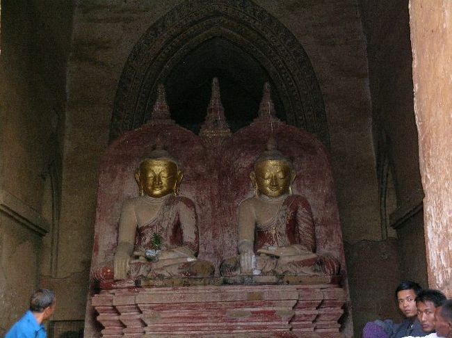 ダマヤンヂー寺院の像。この寺院を建てた王様が暗殺した父王と兄王子の像と言われています。