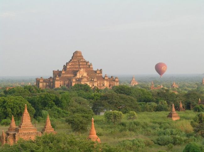 ダマヤンヂー寺院とバルーン。シュエサンドーパゴダの東側からの景色です。ちょうど夕方のバルーンツアーのバルーンとダマヤンヂー寺院の写真を撮ることができました。