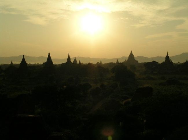 シュエサンドーパゴダの西側の景色。日没まで４５分前ぐらいです。<br />