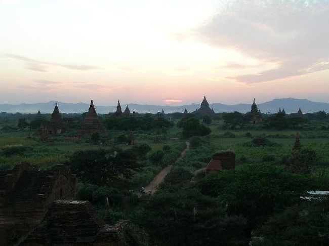 日没後のシュエサンドーパゴダからの景色。<br />ガイドさんからのアドバイスでしたが、シュエサンドーパゴダは一番上に登らずに３階ぐらいがベストだそうです。一番上に登ったほうがもちろん遠くまで見渡すことができますが、パゴダが全部山の稜線に入ってしまうので写真を撮るなら３階がオススメだそうです。ちなみにこの写真は３階から撮ったものです。素人がコンパクトカメラで撮った写真なので写りはイマイチですが。。。<br />