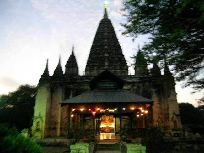 マホバディ寺院。（もう暗かったので手振れが。。。）