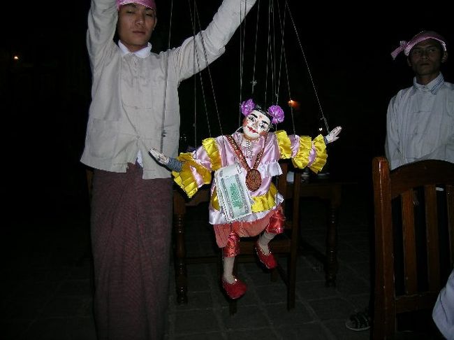 レストランで見た人形劇のパペット。<br />伝統芸能だそうですが、継承する人がいなくなっているとのことです。<br />毎年コンテストなどをやって継承者を育成してるとか。