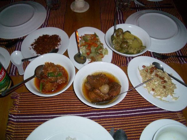 ミャンマー料理。バガンの晩ご飯。<br />少し油っぽいけど、日本人好みの味付けでどれもおいしかったです。<br />メインのおかずは魚と豚肉をチョイスしました。<br /><br />