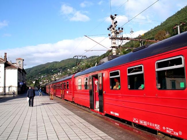 　ミュルダールでフロム鉄道に乗り換えます。ミュルダール〜フロム間は、すばらしい景色が続きます。<br />