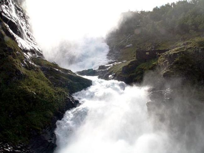 　フロム鉄道のハイライトであるヒョース滝。ハイシーズン中は妖精役の女の子が登場するらしいですが、残念ながら現れてくれませんでした。