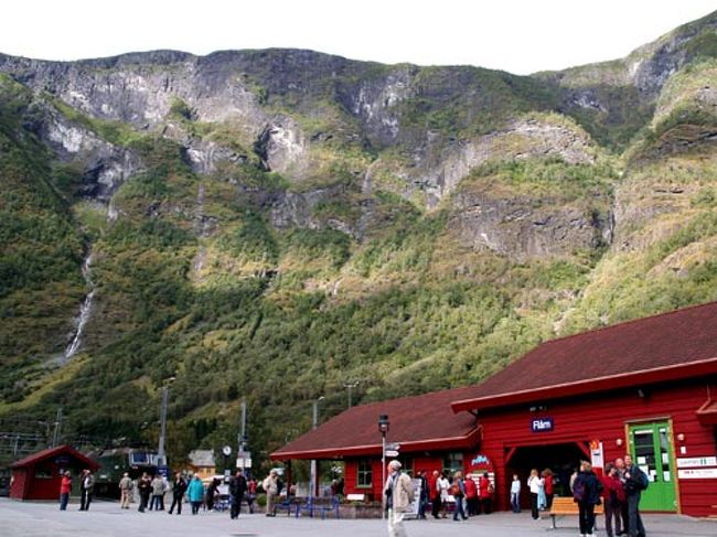 　フロム駅付近の様子。すぐ近くまで岩山が迫っています。
