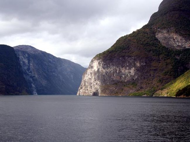 　フロムを出たフェリーはこのようなフィヨルドを両側に観ながら進んでいきます。グドヴァンゲンには約２時間で着きます。