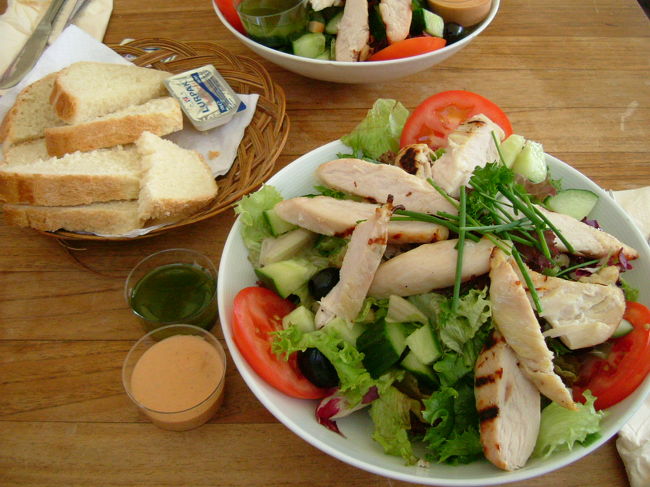 野菜不足なのでチキンサラダを注文。日本で３、４人分のものすごい量です。７５ＤＫＫ。