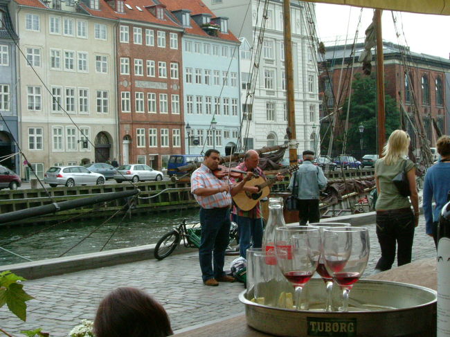 近くで演奏もされていてとても賑やかです。<br />