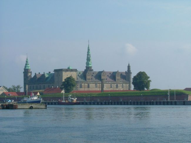 シェークスピアの｢ハムレット｣の舞台となったクロンボー城。ほぼ四角型の城で、世界遺産にも登録されています。