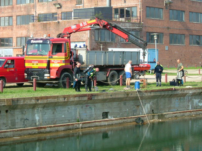 城の周りのお堀で何かを探している様子。帰りに通ったらナイフを発見した所でした。事件？それとも、掃除？