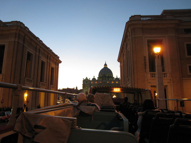 バス2階からのサン・ピエトロ寺院<br />夕暮れ時に乗れたので、いい感じの暗さが本当に素敵。ライトの色と建物の色のコンビがまたいい感じです。なんとも落ち着く夜景。でも寒いかも。。。<br />