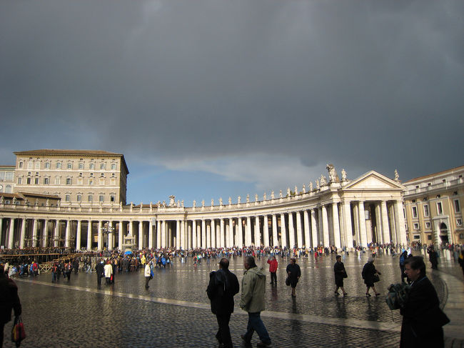 サン・ピエトロ広場<br />雨が上がったばかり。。。