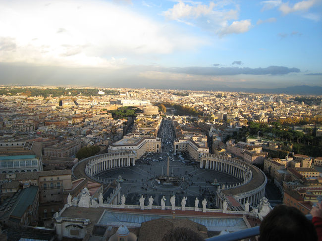 クーポラ頂上からのサン・ピエトロ広場