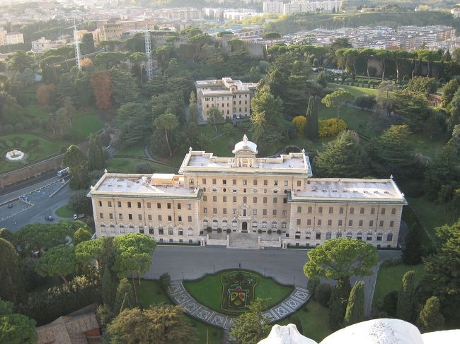 クーポラ頂上からの庭園<br />カッコイイー！！