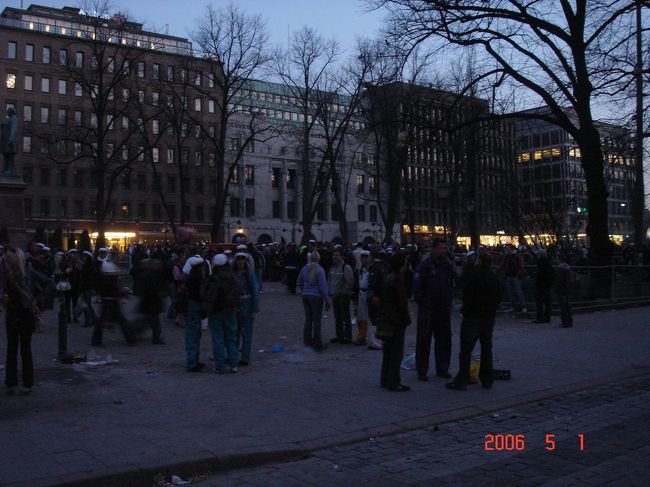 メーデー前夜のヘルシンキ市内。<br />若者達が夜通し飲んだくれています。<br />街はめちゃくちゃです･･･