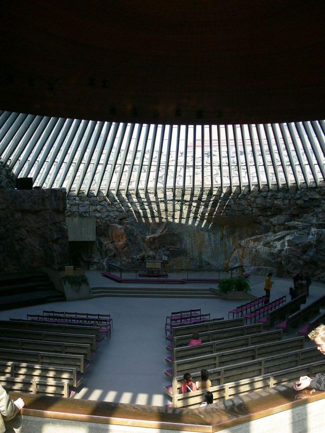 気持ちのいいデザイン。<br />こんな所で結婚式とかできるのかな？