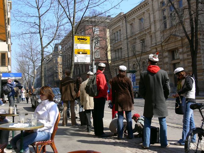 みんな出身校の帽子をかぶるそうです。