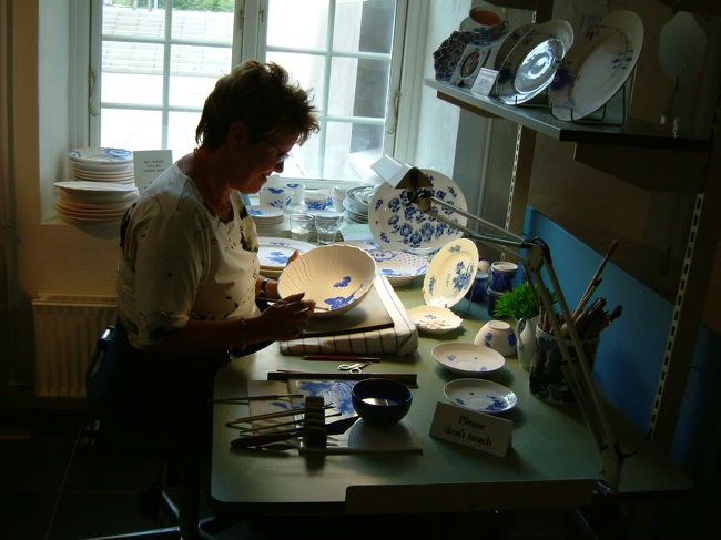 ロイヤル･コペンハーゲン･ウェルカムセンター<br />日本語のビデオで歴史も見せてもらえます。目の前で絵付けも見ることが出来ます。