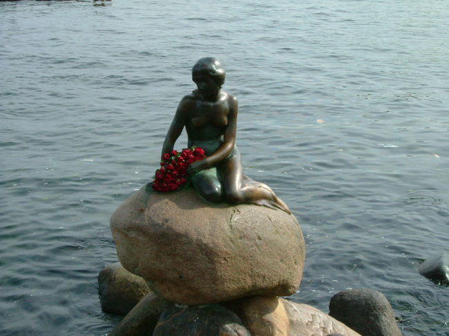 人魚の像<br />かなり小さいです。一緒に写真を撮るのに少し順番待ち。<br />