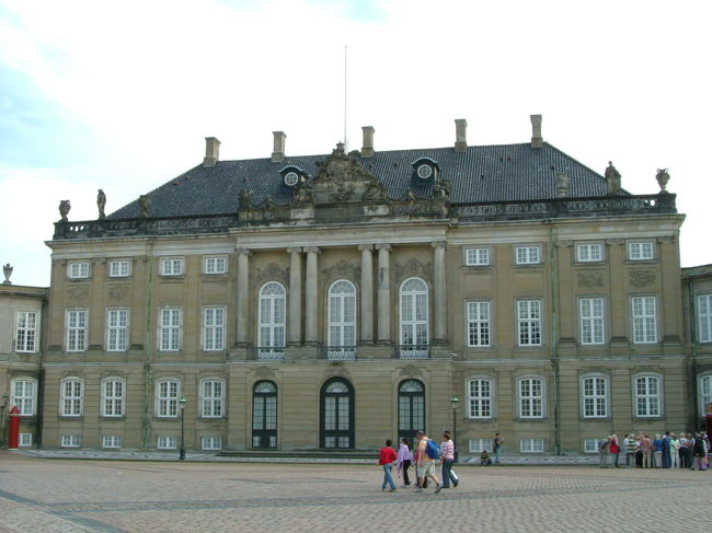 アメリエンボー宮殿<br />コペンハーゲンカードで入場出来るのですが、１時間も早く閉まってしまい、ロイヤルファミリーの宝物を見れなくてとても残念でした。