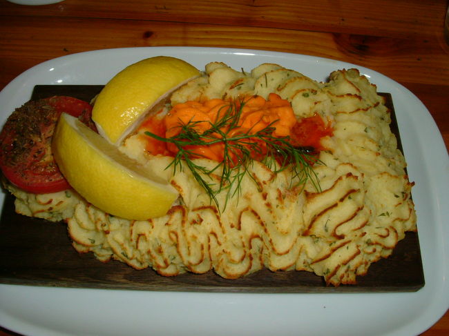 マッシュポテトの下にこれまたサーモンが。美味しい魚の食べ収めです。オレンジ色のはバターの様でした。ホクホクしていて美味しかったです！