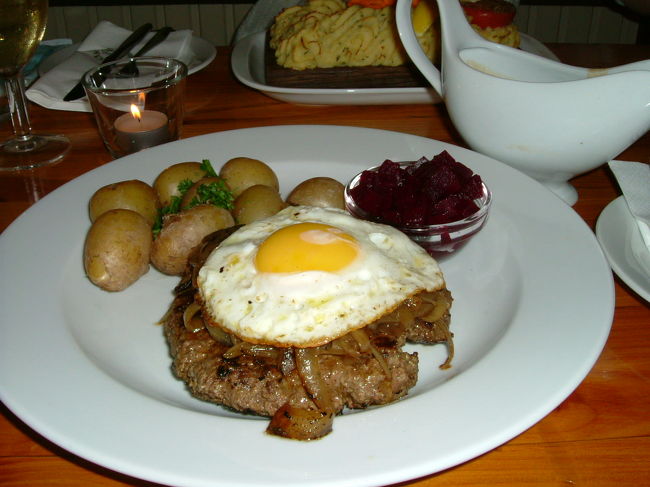 巨大でとっても分厚いハンバーグ。ジューシーで美味しかったです。ステーキはちょっと…という方は食べやすいと思います。