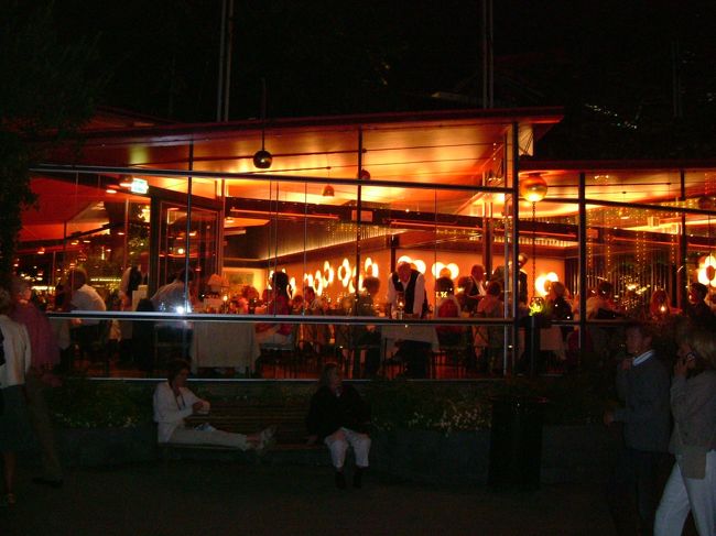 遊園地ですが４０件ほどレストランもあるそうです。この日は野外コンサートが行われていました。