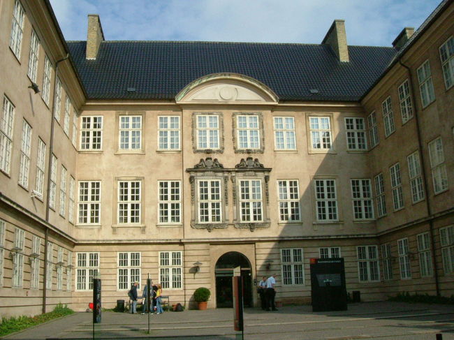 ８日目　デンマーク最大のコレクションを誇る国立博物館。古代のデンマークの展示が閉鎖中で残念でした。<br />