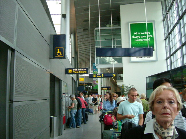 予想以上に混んでおり、チェックインをするのにものすごい時間がかかりました。８月の最終土曜日だからでしょうか？<br />免税店でゆっくり買い物も出来ず、走って乗り込みました。