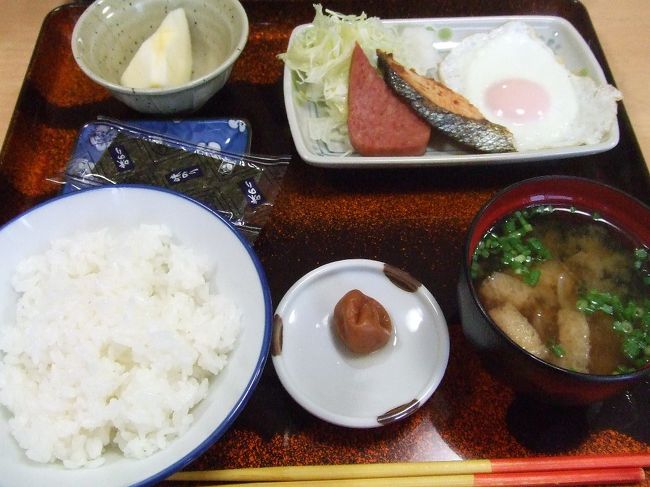 夜ふけまで、飲み放題の泡盛でゆんたく。<br />カッチンが高菜漬けとか煮干とか、絶妙な肴を出してくれるので、ついつい酒がすすむ、、(^^ゞ<br />民宿は常連さん達が仕切ってて居心地悪いことがあるって聞くけど、全然大丈夫だった。翌日から行く西表島の見どころとか色々教えてくれたし。<br />（ここで知り合ったひとり旅の男子と、その後竹富島のビーチでバッタリ、石垣港でもバッタリ、そして空港でもバッタリ会ったのには笑えたなあ）<br /><br />「のどか」はお風呂もきれいだし、ごはんもおいしい、かなり満足度の高い宿でした。黒島いいよー。<br />これは朝ごはん。スパム〜。