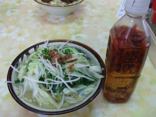 ここ数日、上原･船浦方面への船が欠航だったんだけど、今日は風が治まったので直行できました☆でも冬はかなり欠航が多いみたいだから、大原からバスで行くパターンも考えておくべきだと思います。とりあえず大原までは行けるんだから、無理して遠回りの上原まで船出さないよってことなのでしょう。<br /><br />新八食堂にて腹ごしらえ。うまい。<br />空きペットにこーれぐーすでリサイクル♪<br />