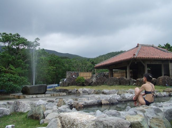 こんな写真出したらあねさんに怒られるよ、、、くわばら、くわばら。<br /><br />敷地の柵を直していた従業員のおっちゃんとお喋りした。姉と旅行中だと言うと「そりゃ上等、上等」、ダイビングしに来たと言うと「内地のヒトはこんなに寒いのに海に入る。上等さー」。<br />「上等、上等」って、褒められてるみたいでうれしくなるね。これ沖縄の人は良く使うけどいい言葉だねえ(笑)。<br />あと、彼らは私たちよりもかなり寒さに弱いことに気づいた。昼間は半そで、夜は一枚羽織るような初秋くらいの気候なのに、みんな寒い寒い言ってた。