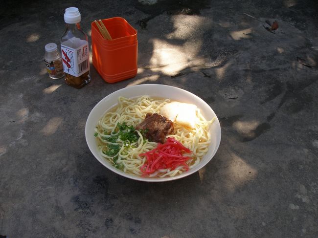 滝の頂上でお昼ごはん。