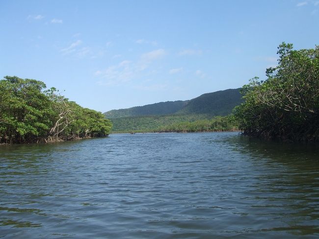カヌーは思ってたより安定してて、初めてでもそんなに怖くない。<br />櫂でこぐ水音だけが響く。水は澄み小さな魚が泳いでるのが見える。