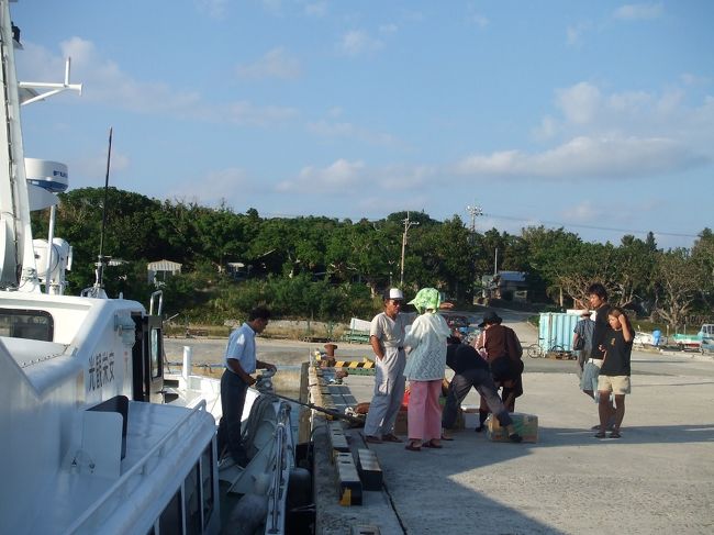 西表島から出てしばらくすると鳩間島に到着。<br />荷物と人を乗せたらすぐ出発。